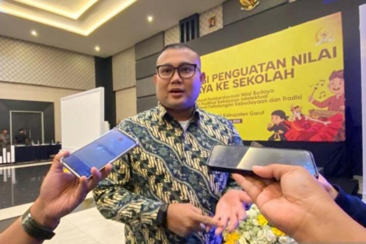 Kepala Subdirektorat Pemberdayaan Nilai Budaya, Direktorat Pemberdayaan Nilai
Budaya dan Pelindungan Hak Kekayaan Intelektual pada Kemenbud Bobby Fernandes
saat diwawancara wartawan usai Sosialisasi Penguatan Nilai Budaya ke Sekolah di
Cipanas Kabupaten Garut, Jawa Barat, Minggu (23/11/2025). ANTARA/Feri Purnama