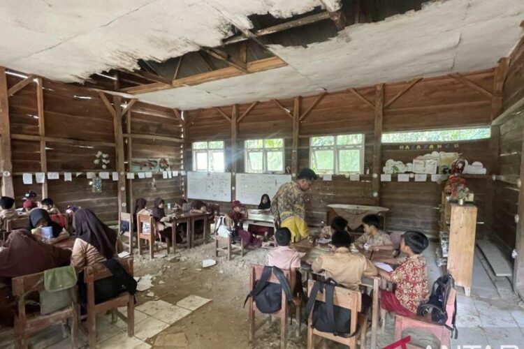 Dedikasi Armani, 17 Tahun Mengajar di SD Tanpa Fasilitas Memadai 1 Armani sedang mengajar sejumlah siswa di SDN Sorongan II, Kabupaten Pandeglang,
Provinsi Banten, Sabtu (22/11/2025) ANTARA/Desi Purnama Sari