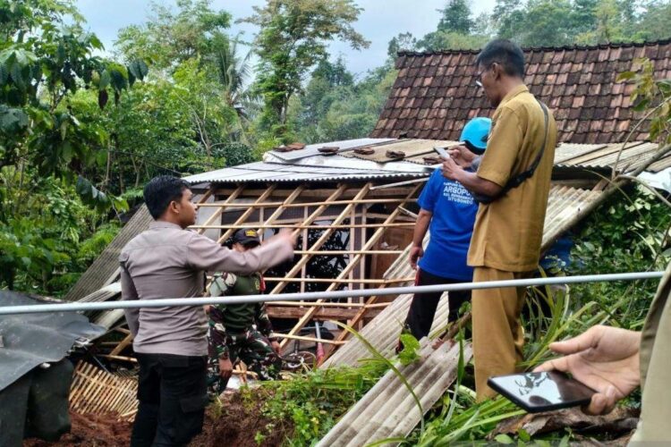 Potensi Longsor Susulan, Tenda Darurat Disiagakan di Alastengah Situbondo 1 Rumah terdampak tanah longsor di Desa Alastengah, Kecamatan Sumbermalang,
Situbondo, Jawa Timur, Senin 24 November 2025. (Antara)