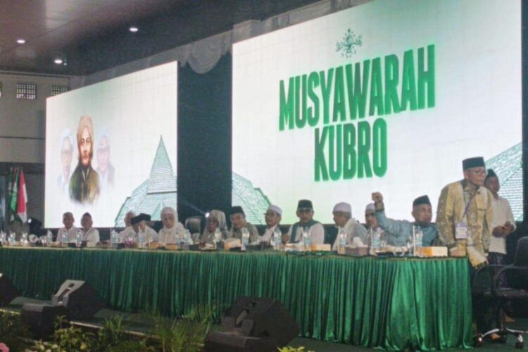 Gus Yahya Terima Putusan Mustasyar PBNU untuk Laksanakan Islah 1 Forum Musyawarah Kubro di Pondok Pesantren Lirboyo Kediri, Jawa Timur, Minggu, 21 Desember 2025. (Antara)