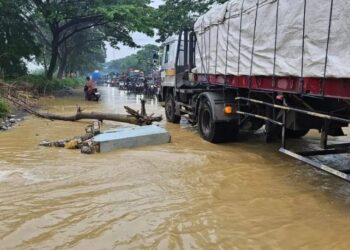 Lalu Lintas Jalan Pati-Rembang Tersendat Imbas Kali Ombo Meluap