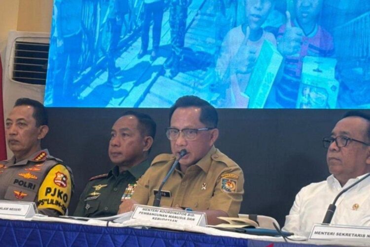 Mendagri Terbitkan SE Penyesuaian APBD Bagi Daerah Terdampak Bencana Sumatra 1 Menteri Dalam Negeri Tito Karnavian (tengah) dalam konferensi pers Pemulihan dan
Rencana Strategis Pascabencana Jelang Akhir Tahun di Lanud Halim Perdanakusuma,
Jakarta, Senin (29/12/2025). ANTARA/Mentari Dwi Gayati.