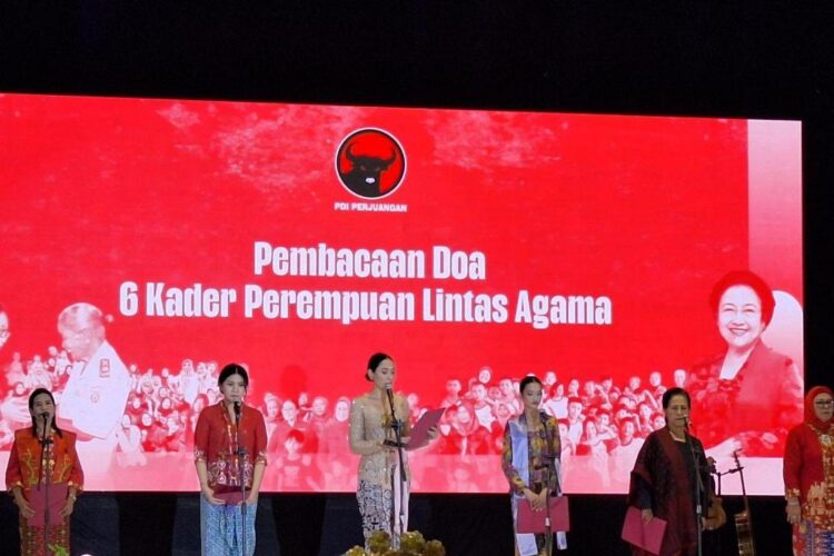 PDIP Doa Lintas Agama, Kumpulkan Donasi Rp3,2 Miliar untuk Korban Bencana Sumatera 1 PDI Perjuangan menggelar doa bersama lintas agama bagi para korban bencana alam
di Sumatra dalam peringatan Hari Ibu yang digelar di Jakarta Selatan, Kamis
(18/12/2025). ANTARA/Fianda Sjofjan Rassat