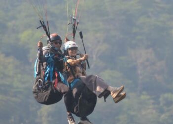 Paralayang Jadi Wahana Baru Nikmati Alam di Curug Sewu Kendal