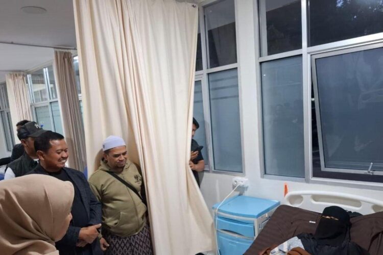 Bupati Sumedang Dony Ahmad Munir saat mengunjungi santri korban keracunan massal
di Rumah Sakit Unpad di Sumedang.  (Antara)