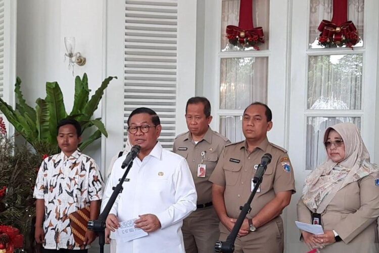 Pemprov DKI Alokasikan Rp14,9 Miliar Bantu 6.050 Pelajar Ambil Ijazah Tertahan 1 Gubernur DKI Jakarta Pramono Anung memberikan keterangan kepada awak media
setelah menyerahkan ijazah pelajar yang tertahan melalui program pemutihan
ijazah, di Balai Kota DKI Jakarta, Selasa, 30 Desember 2025. (Antara)