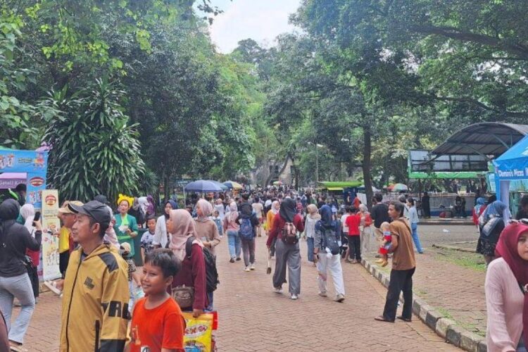 Suasana di Taman Margasatwa Ragunan pada liburan Natal 2025 dan Tahun
Baru 2026, Jakarta, Senin, 29 Desember 2025. (Antara)