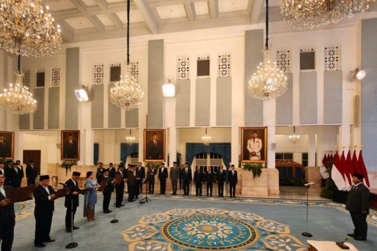 Prabowo Pimpin Sumpah Jabatan 7 Anggota KY Periode 2025-2030 1 Presiden RI Prabowo Subianto menyaksikan prosesi pengucapan sumpah anggota
Komisi Yudisial (KY) periode 2025-2030 di Istana Negara, Jakarta, Jumat, 19 Desember 2025. (Antara)