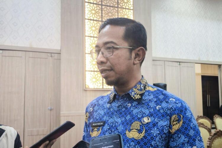 Kepala Dinas Pekerjaan Umum dan Penataan Ruang (PUPR) Banten Arlan Marzan di
Kota Serang, Senin (1/12/2025). (ANTARA/Devi Nindy)