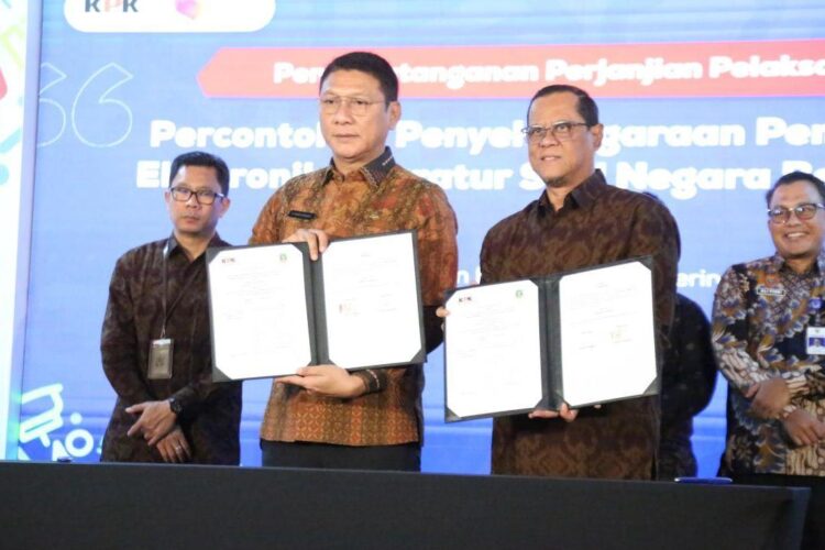 Sekretaris Daerah Provinsi Banten, Deden Apriandhi bersama Deputi Bidang
Pendidikan dan Peran Serta Masyarakat KPK RI, Wawan Wardiana menandatangani Nota
Kesepahaman (MoU) pelaksanaan percontohan pembelajaran elektronik (e-learning)
bagi Aparatur Sipil Negara (ASN) berintegritas dalam rangkaian peringatan Hari
Antikorupsi Sedunia (Hakordia) 2025 di Benteng Vredeburg, Daerah Istimewa
Yogyakarta, Senin (8/12/2025). (ANTARA/HO-Pemprov Banten)