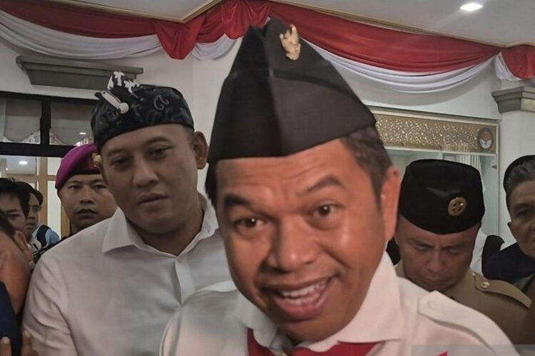 Gubernur Jawa Barat Dedi Mulyadi saat diwawancarai di Kampus IPDN, Sumedang,
Selasa (9/12/2025) ANTARA/Ilham Nugraha.