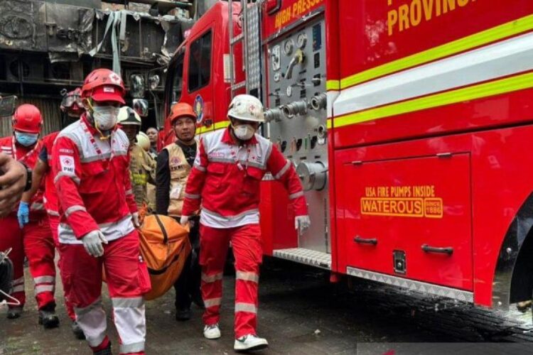 Korban Meninggal Kebakaran Ruko Terra Drone Kemayoran Bertambah Jadi 22 Orang 1 Petugas saat mengevakuasi jenazah korban kebakaran di Ruko Terra Drone, Jalan
Letjen Soeprapto, Cempaka Baru, Kemayoran, Jakarta Pusat, Selasa (9/12/2025).
ANTARA/Khaerul Izan/aa.