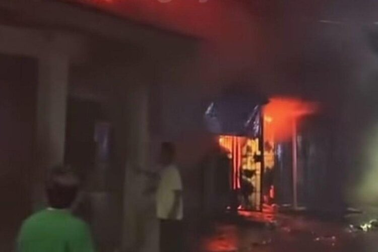 Kebakaran di Kembangan Jakbar Hanguskan 6 Bangunan, Kerugian Capai Rp673 juta 1 Kebakaran menghanguskan enam bangunan di Jalan Lapangan Bola, RT 01 RW 07, Srengseng, Kembangan, Jakarta Barat, Rabu pagi, 10 Desember 2025. (Antara)