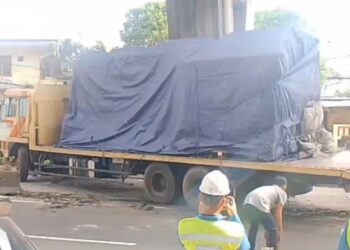 Truk Trailer Ringsek Usai Tabrak Separator Busway di Jalan Daan Mogot Jakbar
