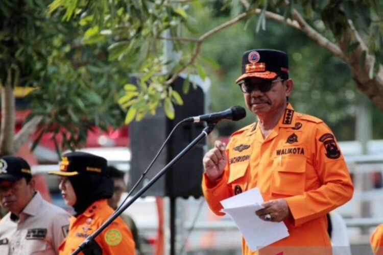 Wali Kota Sachrudin saat memberikan sambutan pada apel siaga bencana di Situ Cipondoh Tangerang. (Antara)