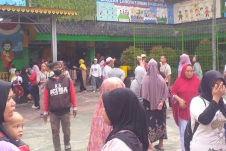 Mobil MBG Nerobos Tabrak Siswa dan Guru di SDN Kalibaru Cilincing Jakut 1 Orang tua siswa SDN Kalibaru 01 Cilincing mendatangi sekolah yang menjadi lokasi
mobil menabrak siswa pada Kamis, 11 Desember 2025. (Antara)