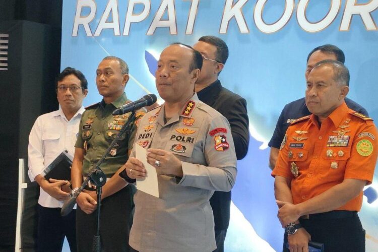 Wakapolri Komjen Pol. Dedi Prasetyo (tengah) memberikan keterangan pers usai
acara Rakor Lintas Sektoral Bidang Operasional Tahun 2025 di Gedung STIK-PTIK
Polri, Jakarta, Senin, 15 Desember 2025. (Antara)