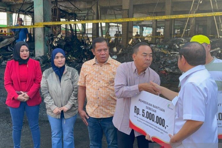 Pedagang Korban Kebakaran Pasar Kramat Jati Terima Bantuan Rp5 Juta dari Pemprov DKI 1 Gubernur DKI Jakarta Pramono Anung Wibowo memberikan bantuan kepada pedagang di
Pasar Kramat Jati, Jakarta Timur, Selasa, 16 Desember 2025. (Antara)