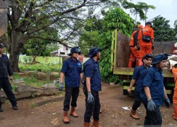 Penertiban TPU Kober Rawa Bunga, 14 Bangunan Semi Permanen Dibongkar