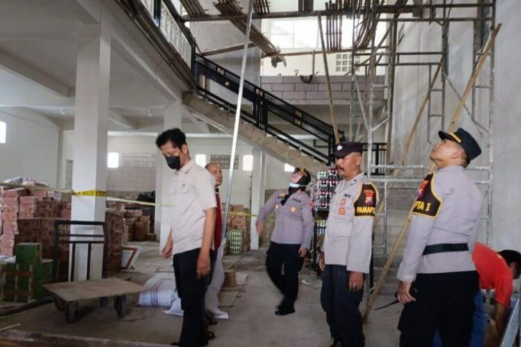Petugas Polsek Boyolangu melakukan olah tempat kejadian perkara (TKP) kasus kecelakaan kerja yang menewaskan seorang pekerja bangunan di Desa Kepung, Tulungagung, Selasa, 2 Desember 2025. (Antara)