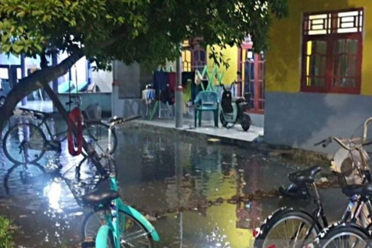 Banjir Rob Landa Jakarta, 10 RT dan 3 Ruas Jalan Terdampak 1 Arsip - Banjir pesisir atau banjir rob merendam pemukiman warga di Kelurahan Pulau Pari, Senin, 23 Juli 2025. (Antara)