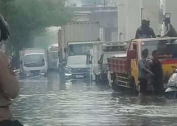 Banjir Rob Setinggi 40 Cm Rendam Jalan RE Martadinata Jakut, Banyak Motor Mogok
