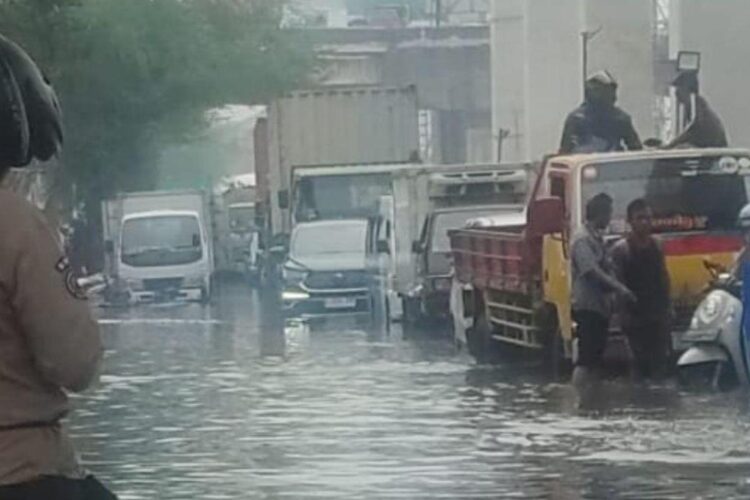 Banjir Rob Setinggi 40 Cm Rendam Jalan RE Martadinata Jakut, Banyak Motor Mogok 1 Banjir rob merendam kawasan Jalan RE Martadinata, Tanjung Priok, Jakarta Utara,
Kamis, 4 Desember 2025. (Antara)