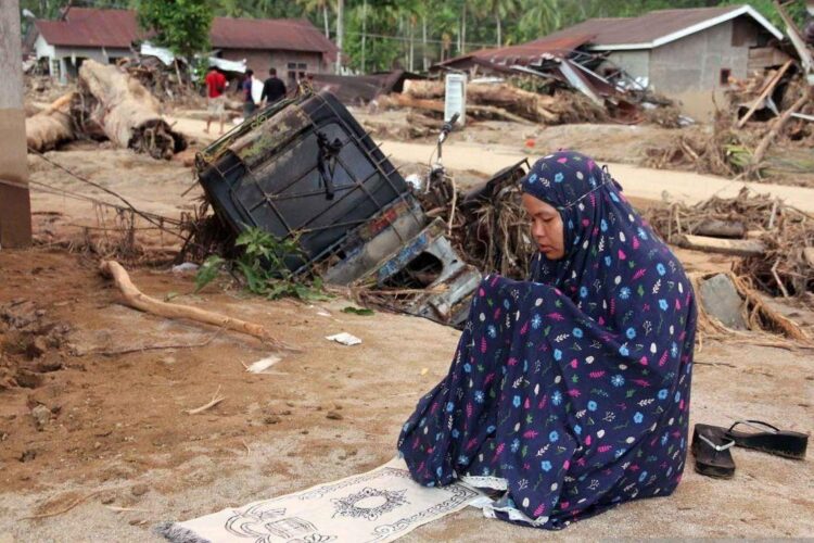 Korban Banjir Sumatra Bertambah Jadi 442 Jiwa, Ratusan Hilang 1 Warga menunaikan shalat di area rumah yang rusak akibat banjir bandang di Desa
Aek Garoga, Kecamatan Batang Toru, Kabupaten Tapanuli Selatan, Sumatera Utara,
Minggu (30/11/2025). Bencana banjir bandang yang terjadi pada Selasa (25/11)
lalu menyebabkan rumah warga rusak, kendaraan hancur, jalan dan jembatan
putus.ANTARA FOTO/Yudi Manar/YU.