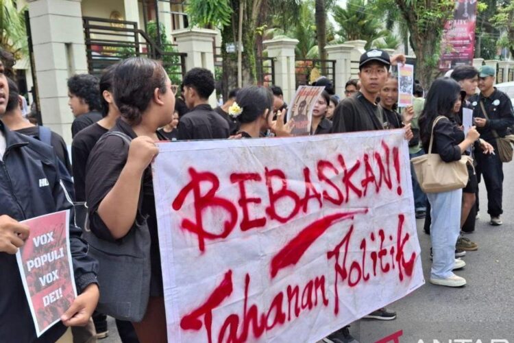 Mahasiswa Jember melakukan aksi damai di depan PN Jember, Senin (8/12/2025)
ANTARA/Zumrotun Solichah