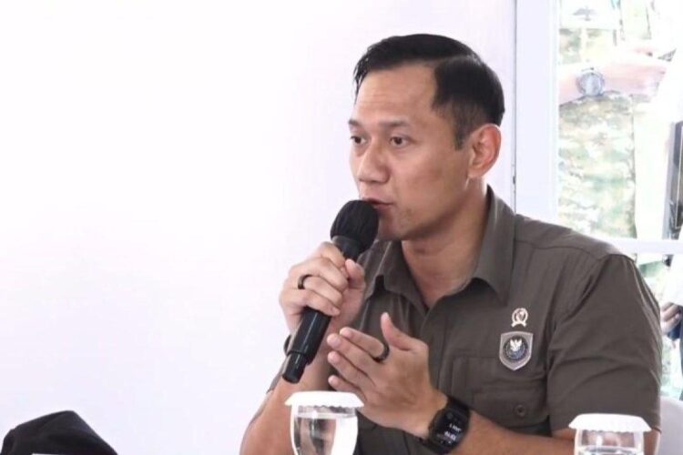 Menteri Koordinator Bidang Infrastruktur dan Pembangunan Kewilayahan Agus
Harimurti Yudhoyono saat menyampaikan laporan progres pemulihan pasca-bencana
Sumatera kepada Presiden Prabowo Subianto dibrapat terbatas yang digelar di Aceh
Tamiang, Provinsi Aceh, Kamis, 1 Januari 2026. (Antara)