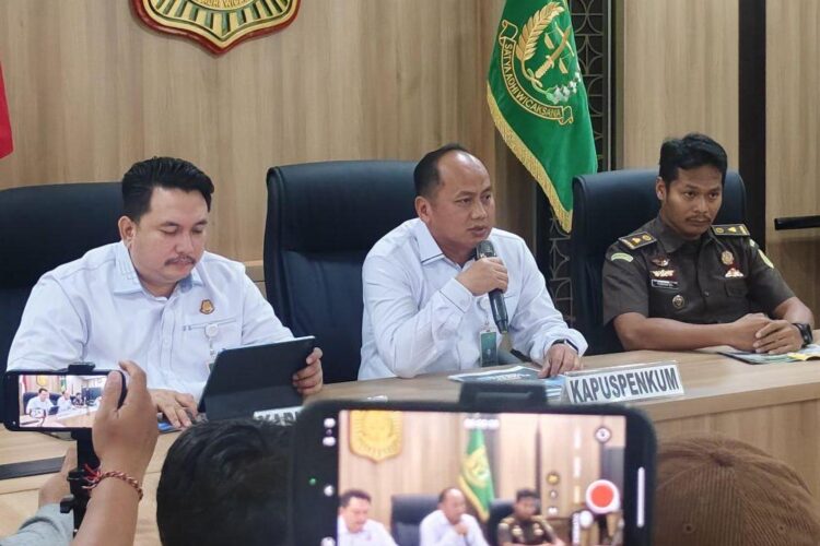 Kepala Pusat Penerangan Hukum Kejagung Anang Supriatna (tengah) memberikan
keterangan pers di Gedung Puspenkum Kejagung, Jakarta, Rabu, 31 Desember 2025. (Antara)