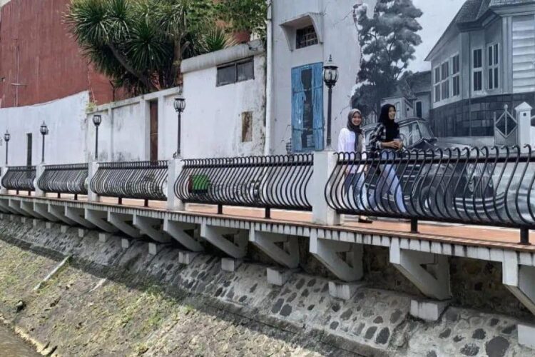 Kayutangan Malang akan Ditata Jadi Model Permukiman Padat Penduduk 1 Ilustrasi : Wisatawan berjalan kaki di tepian sungai yang membelah kawasan
Kampung Heritage Kayutangan, di Kota Malang, Jawa Timur. ANTARA/Vicki Febrianto