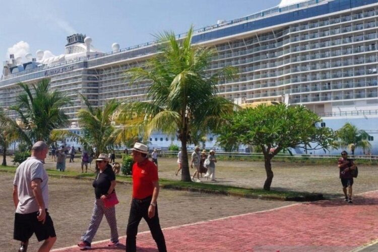 Lombok Diproyeksikan Jadi Destinasi Kapal Pesiar Terpopuler Kedua di Indonesia 1 Sejumlah wisatawan Kapal Pesiar Ovation Of The Seas turun di Pelabuhan Gili Mas,
Kabupaten Lombok Barat, Nusa Tenggara Barat (NTB), Jumat (2/1/2026). ANTARA/Nur
Imansyah.