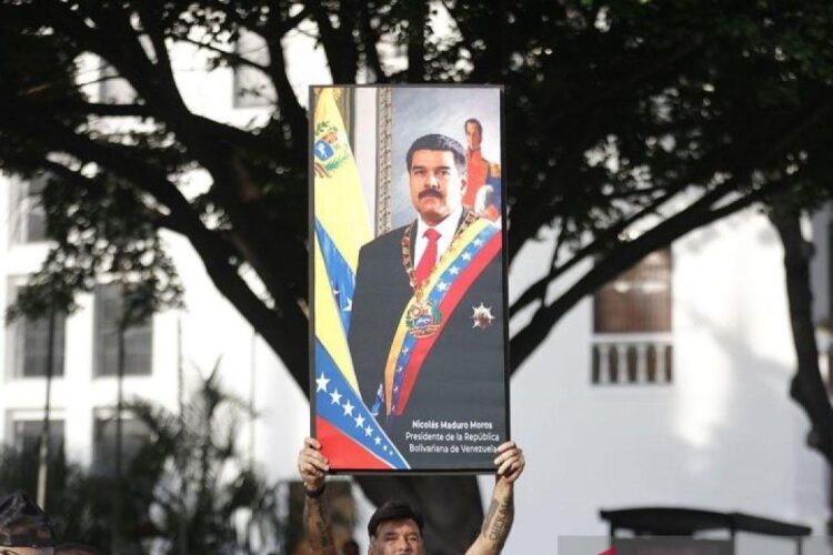 Indonesia Soroti Serangan AS ke Venezuela, Dorong Penyelesaian Lewat Dialog 1 Seseorang berdemonstrasi di dekat Istana Miraflores di Caracas, ibu kota
Venezuela, pada Sabtu, 3 Januari 2026. (Antara)