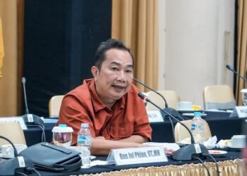 DPRD DKI Jakarta mendesak Pemprov serius menangani banjir setelah tiga warga Cilincing tewas tersengat listrik.