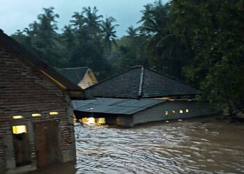 Pemprov NTB menyiapkan anggaran BTT Rp16 miliar untuk menangani dampak banjir dan angin puting beliung di lima daerah di NTB.