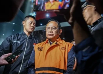 KPK memeriksa tiga kepala desa dan seorang camat di Polda Jateng terkait pengembangan kasus OTT Bupati Pati nonaktif Sudewo dalam dugaan pemerasan jabatan perangkat desa..