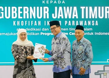 Gubernur Jawa Timur Khofifah Indar Parawansa menerima penghargaan BMPS atas komitmennya memajukan pendidikan melalui visi Jatim Cerdas dan pengembangan talenta unggul.