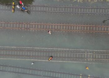 PT KAI membatalkan 82 perjalanan kereta penumpang akibat banjir di jalur rel Daop 4 Semarang, khususnya wilayah Pekalongan, yang dipicu tanggul jebol dan air pasang laut.