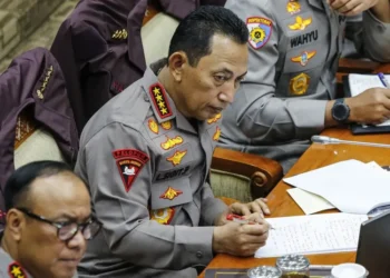 Kapolri Jenderal Listyo Sigit Prabowo menolak tegas usulan Polri berada di bawah kementerian.