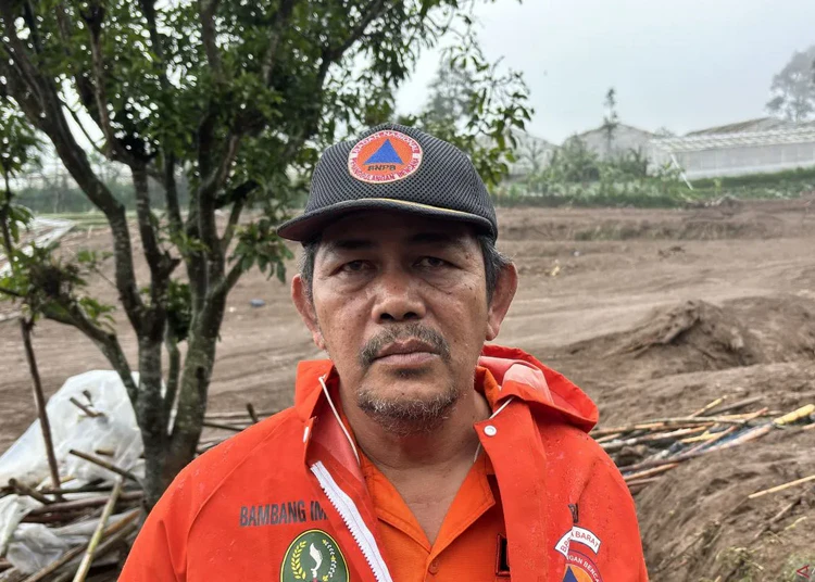 Longsor di Gunung Burangrang, Cisarua, Bandung Barat, menewaskan 10 orang dan memaksa 400 warga dievakuasi.