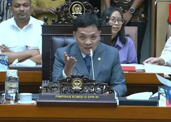 Komisi III DPR RI menegaskan Polri tetap berada langsung di bawah Presiden dan bukan kementerian, sekaligus mendorong reformasi kultural dan penguatan pengawasan.