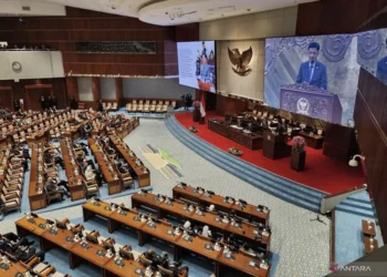 Rapat Paripurna DPR RI menyetujui delapan poin Percepatan Reformasi Polri, termasuk penegasan Polri tetap di bawah Presiden dan bukan berbentuk kementerian.
