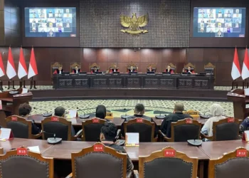 Mahkamah Konstitusi (MK) menolak uji materi UU Pers yang meminta perlindungan hukum kolumnis dan kontributor lepas disamakan dengan wartawan.