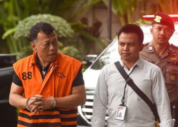 KPK menduga Bupati Ponorogo nonaktif Sugiri Sancoko menampung uang suap melalui rekening ajudan, dua ADC diperiksa.