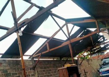 Angin puting beliung menerjang Kecamatan Rejotangan, Tulungagung, Jawa Timur, menyebabkan 41 rumah warga rusak dalam 10 menit.