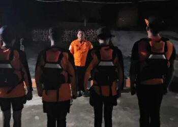 Tim SAR Tarakan melakukan pencarian dua nelayan yang hilang akibat longboat terbalik saat memanen rumput laut di Muara Sei Banjar, Nunukan, Kalimantan Utara.