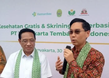 Wamenkes Benjamin Paulus Octavianus meninjau CKG dan skrining TBC di Bantul yang diikuti 1.300 karyawan pabrik.