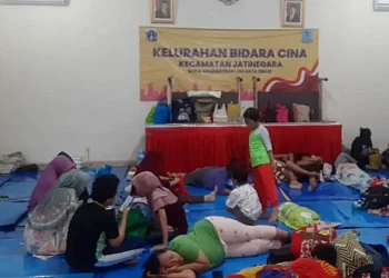Banjir di Bidara Cina, Jatinegara, Jakarta Timur, memaksa ratusan warga mengungsi ke tiga lokasi aman.