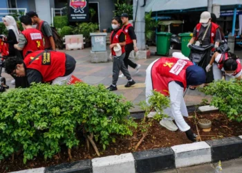 Pemprov DKI Jakarta menggelar gerakan “Jaga Jakarta Bersih” secara serentak Minggu pagi untuk menjaga kebersihan lingkungan dan mencegah banjir di seluruh wilayah Jakarta.